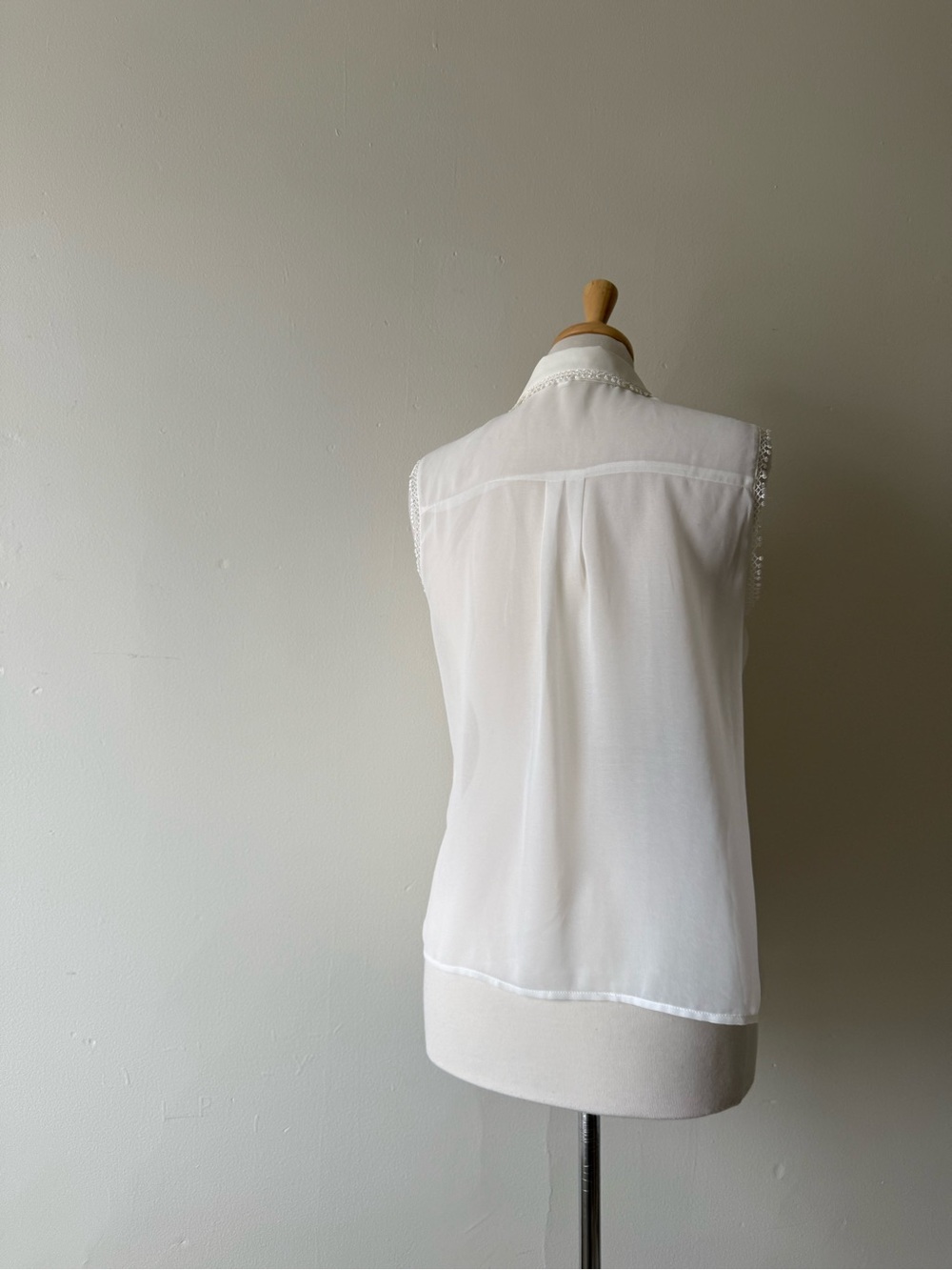 Lapis White Sheer Lace Trim Sleeveless Blouse Size L - Picture 3 of 8